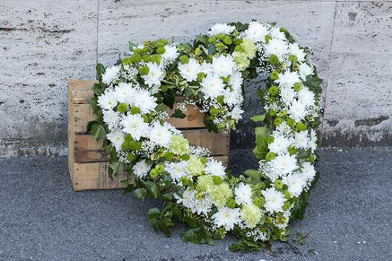 Couronne de fleurs pour enterrement 